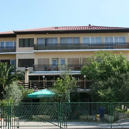 Penzion Triple Starigrad 17698k 3*